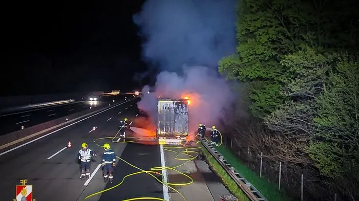 Mittwochnacht geriet ein Lkw auf der A2 in Fahrtrichtung Wien in Brand. Verletzt wurde dabei niemand.