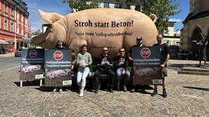 Mit „Grunzi“ touren die Vereinsmitglieder und Aktivisten des VGT durch Österreich um Unterschriften zu sammeln und zu informieren. 