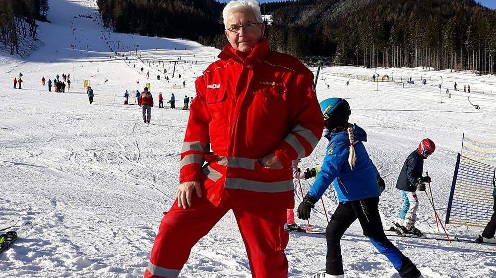 Auch im Winter geht der 70 Jährige seinem Dienst beim Roten Kreuz in Passail gewissenhaft nach	