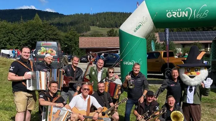 Die Hafendorfer Almpartie, verbunden mit dem Radio Grün Weiß-Hörerwandertag, lockte rund 500 Wanderfreunde auf die Rieseralm in Obdach.
