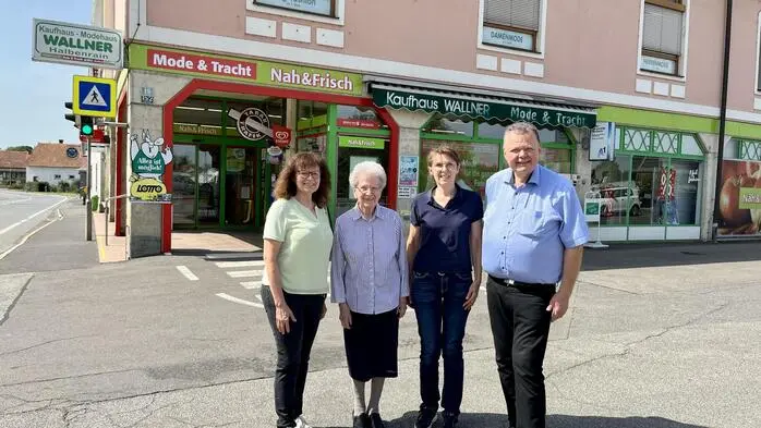 Ingrid Fischer (Mode), Marianne Wallner, Helga Wallner (Lebensmittel) und Geschäftsführer Hubert Wallner vor ihrem Traditionskaufhaus