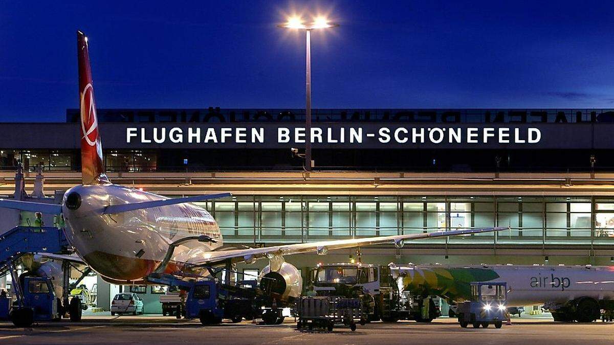 Flughafen Berlin-Schönefeld: Hier endete die Reise für die ausgelassenen Briten