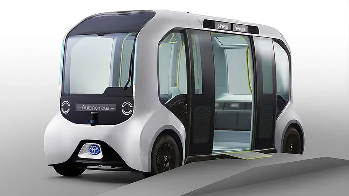 Der Toyota e-Palette arbeitet während der Spiele in Tokio im olympischen Dorf
