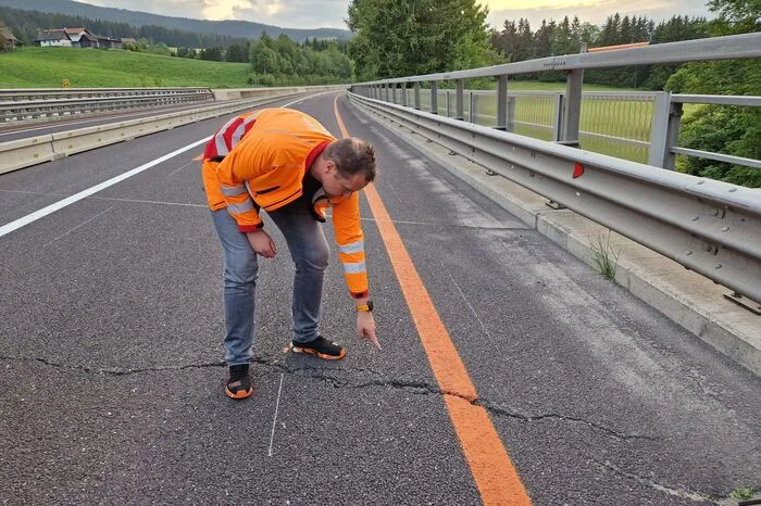Bei einer Kontrollfahrt wurden Fahrbahnschäden dokumentiert.