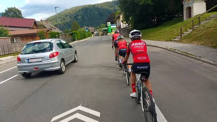 Da es auf der Strecke zwischen Millstätter See und Ossiacher See keinen baulich getrennten Radweg gibt, kommt es häufig zu gefährlichen Situationen