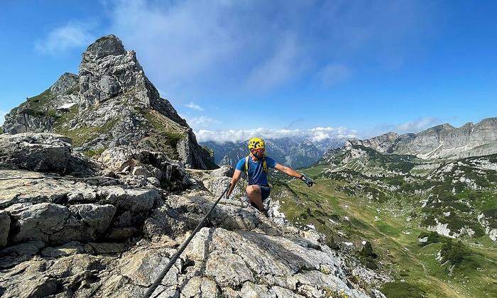 Bergführer Andreas Nothdurfter in der Haidachstellwand, Teil des Fünf-Gipfel-Klettersteigs im Rofangebirge