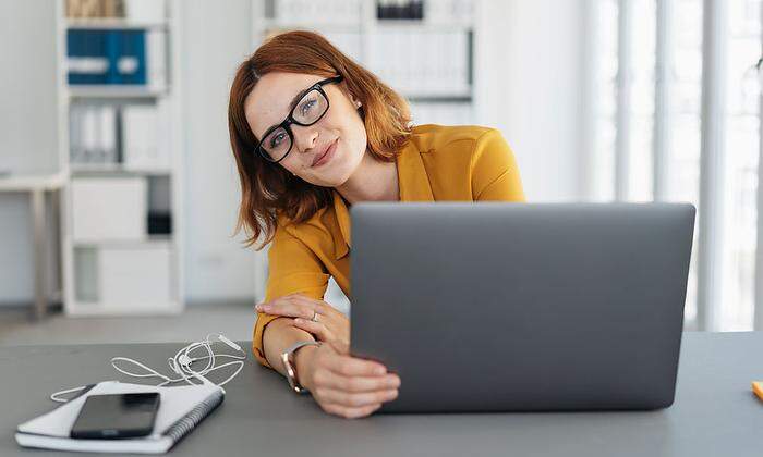 Eine Bildschirmbrille entlastet deine Augen - probiere es aus, du wirst schon sehen