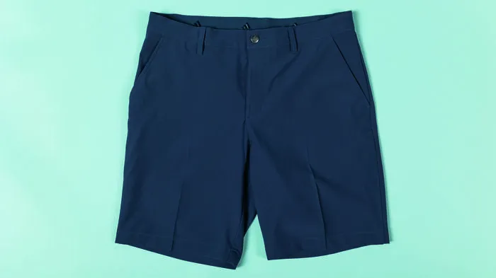 1. Die kurze Hose mit der Rückseite auf einen glatten Untergrund legen.