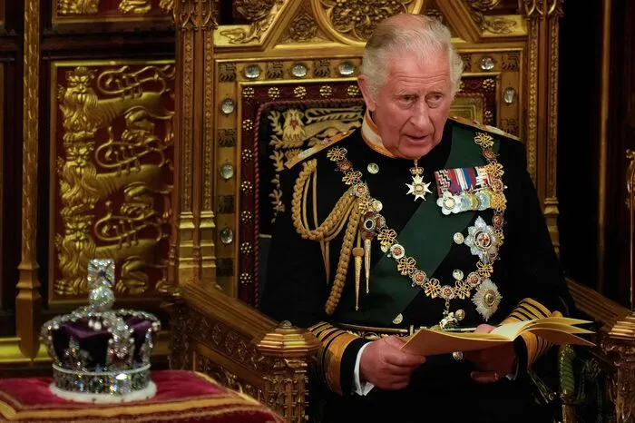 Die symbolische religiöse Zeremonie formalisiert seine Rolle als Oberhaupt der Church of England. Charles wird dabei traditionell die Edwardskrone aufgesetzt, Camilla die Krone von Queen Mary. Es ist das erste Mal in der jüngeren Geschichte, dass eine existierende Krone für eine Königsgemahlin genutzt und keine neue angefertigt wird, wie der Palast betonte.