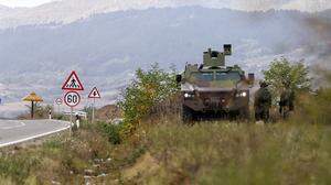 Die Sicherheitslage im Norden des Kosovos sei angespannt, hatte die NATO-Mission KFOR am Sonntagabend mitgeteilt.