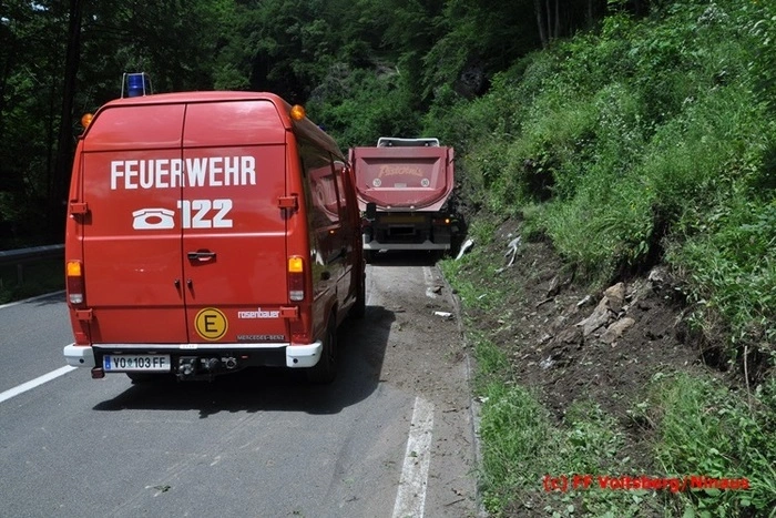 Eingesetzt waren insgesamt 16 Feuerwehrleute mit fünf Fahrzeugen, fünf Polizeibeamte und vier Mann der Straßenmeisterei.