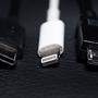 USB-C, Lightning und Micro-USB. Die EU will dem Kabelsalat ein Ende machen