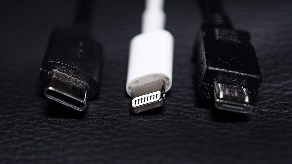 USB-C, Lightning und Micro-USB. Die EU will dem Kabelsalat ein Ende machen
