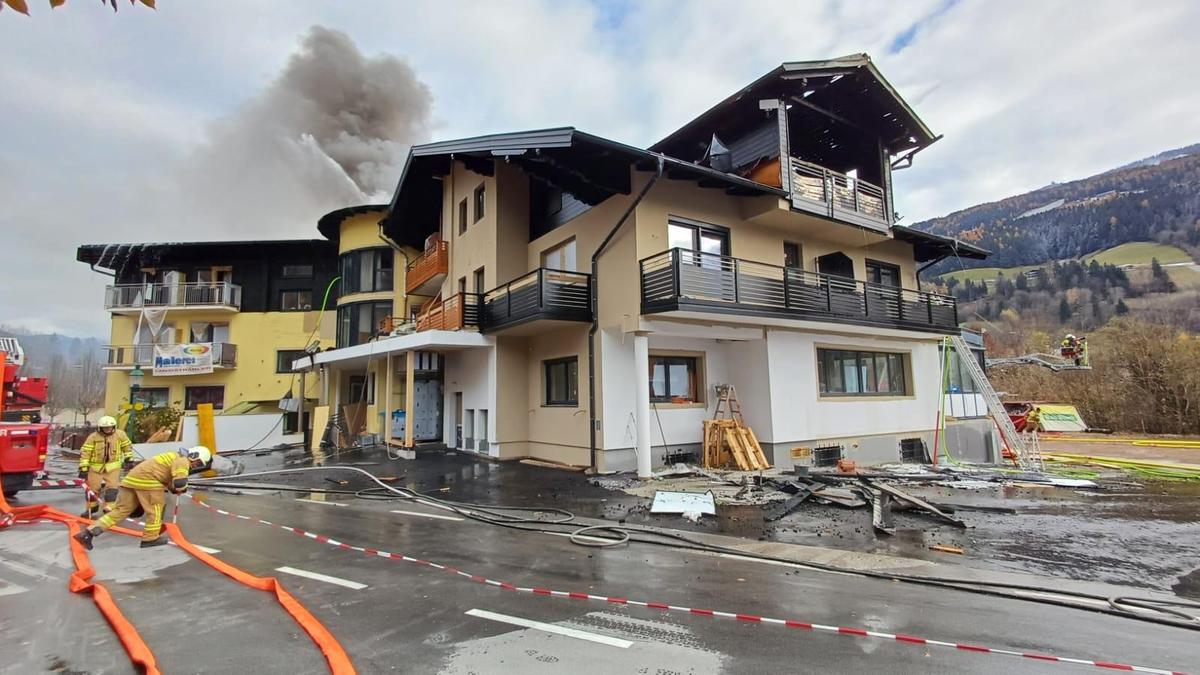 Rund 110 Kräfte von sieben Feuerwehren sind aktuell mit Löscharbeiten beim Hotel Zirngast beschäftigt