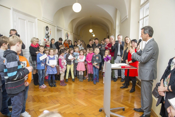 Die Ausstellung wurde am Freitag vom Grazer Bürgermeister Siegfried Nagl feierlich eröffnet. Die Kunstwerke sind noch bis zum 5. Jänner 2017 in der Jugendgalerie im Grazer Rathaus zu sehen.