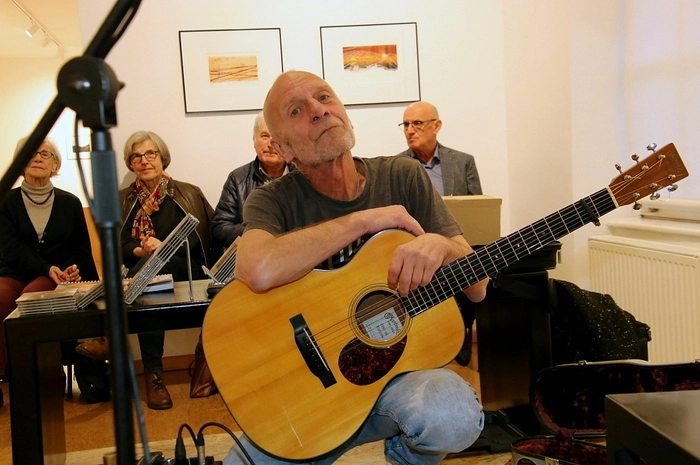 Peter Ratzenbeck ist Autodidakt und kann bis heute keine Noten lesen. Er brach als 17-jähriger die Schule ab, tingelte als Straßenmusiker durch Deutschland und Schottland. Heute wird er als „sanfter Riese unter den Gitarristen“ gefeiert. Er bespielte 19 eigene Alben und wirkte bei rund 25 Studioproduktionen mit namhaften Künstlern mit.