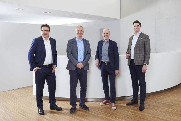 Beamionic-Chef Hubert Fritschi, Robotic-Eyes-Vorstände Wolfgang Walcher und Bernhard Reitinger sowie Mike Bucher, Vorstandschef der Schöck AG (von links)