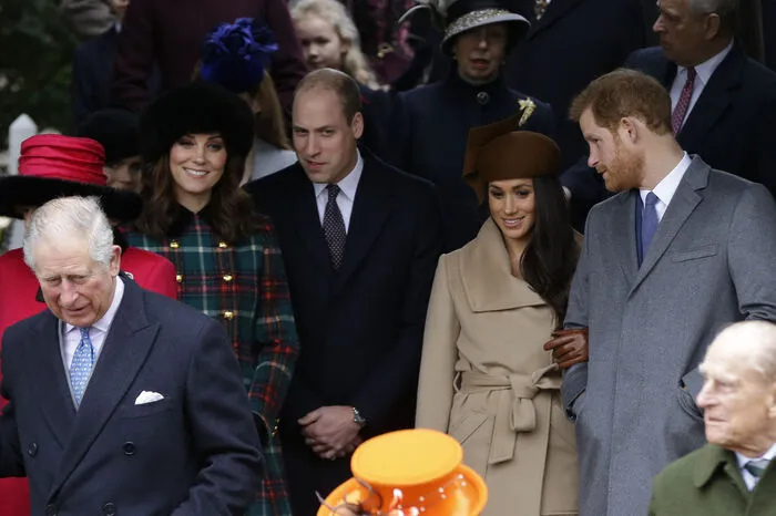 Die US-Schauspielerin Markle, die sich bei Harry am Arm untergehakt hatte, trug einen beigen Mantel, dazu einen braunen Hut und braune Wildlederstiefel. Neben ihr schritt Kate (35) zur Kirche - in einem zweireihigen Mantel mit Schottenkaromuster und mit einer schwarzen Fellmütze, begleitet von Ehemann Prinz William (35).