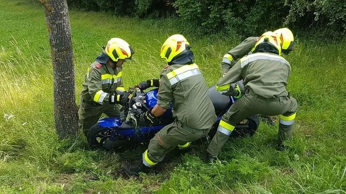Die Feuerwehrkameraden bargen das Motorrad