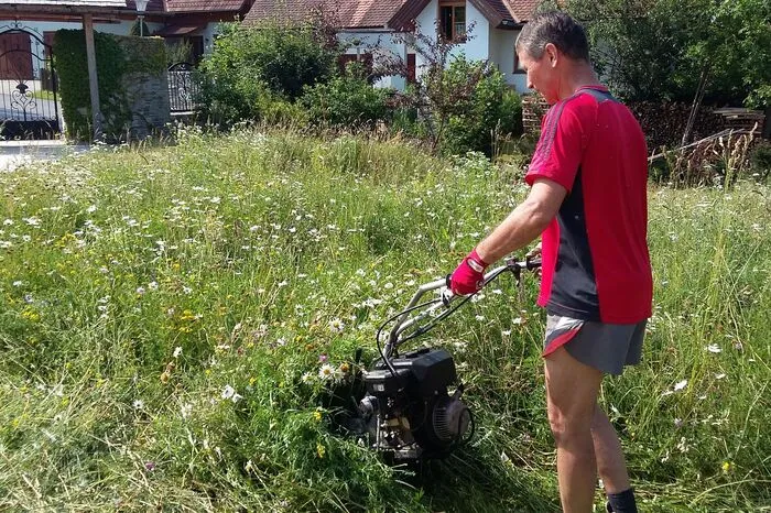 Gemäht wird bei Kern mit dem Balkenmäher