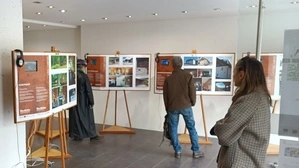 Personen schauen sich die Wanderausstellung zum Thema Leerstand in Lienz an