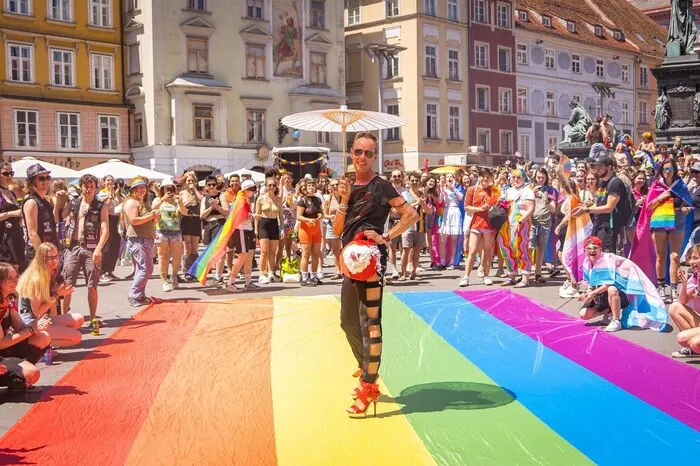 Als Symbol dient die Regenbogenflagge, die für Aufbruch, Veränderung und Frieden steht - und ein Zeichen für Toleranz und Akzeptanz der Vielfalt von Lebensformen und der Hoffnung und der Sehnsucht sein soll.