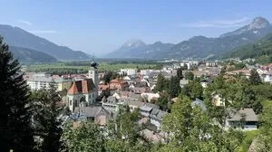 Die Stadt Liezen ganz im Osten des Ennstales mit dem Grimming im Hintergrund