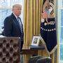 Trump im Weißen Haus mit einer Fotografie seines Vaters