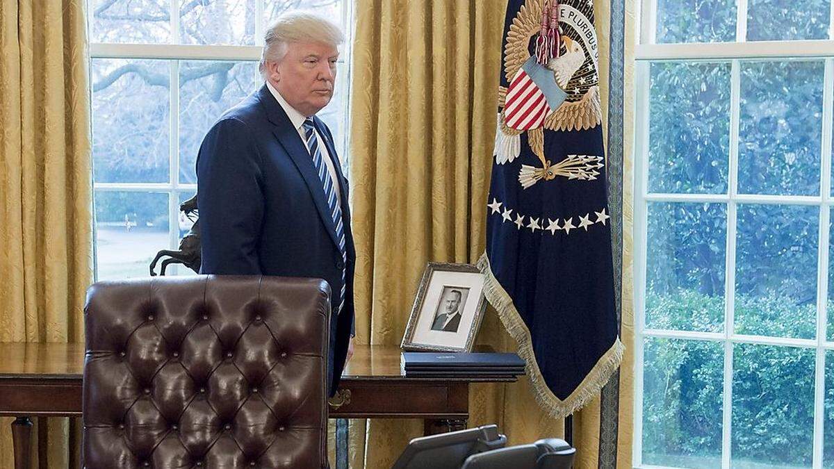 Trump im Weißen Haus mit einer Fotografie seines Vaters