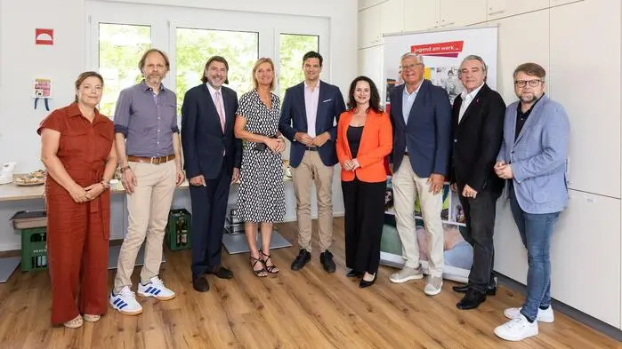 Elke Maurer und Nicolas Versnak (JAW), Bürgermeister Josef Wallner, Bezirkshauptfrau Doris<strong> </strong>Bund, Soziallandesrat Hannes Amesbauer, Sandra Schimmler (JAW), Walter Ferk, Präsident des Vereins Jugend am Werk Steiermark, Walerich Berger, Geschäftsführer Jugend am Werk Steiermark 
Johannes Schwarz, Klubobmann SPÖ Steiermark