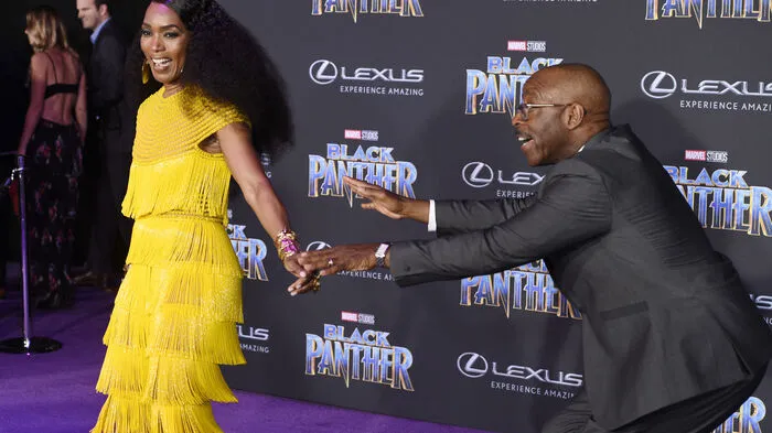 „Black Panther“ spielt in Wakanda, einem fiktiven, abgeschotteten, technisch hochentwickelten afrikanischen Land. Die Besetzung besteht fast komplett aus schwarzen Schauspielerinnen und Schauspielern, angeführt von Chadwick Boseman („Get On Up“) als Königssohn T'Challa sowie Michael B. Jordan („Creed – Rocky’s Legancy“) als dessen Rivale Erik Killmonger. (Im Bild Angela Bassett und ihr Ehemann Courtney B. Vance bei der Premiere im Dolby Theatre in Los Angeles).
