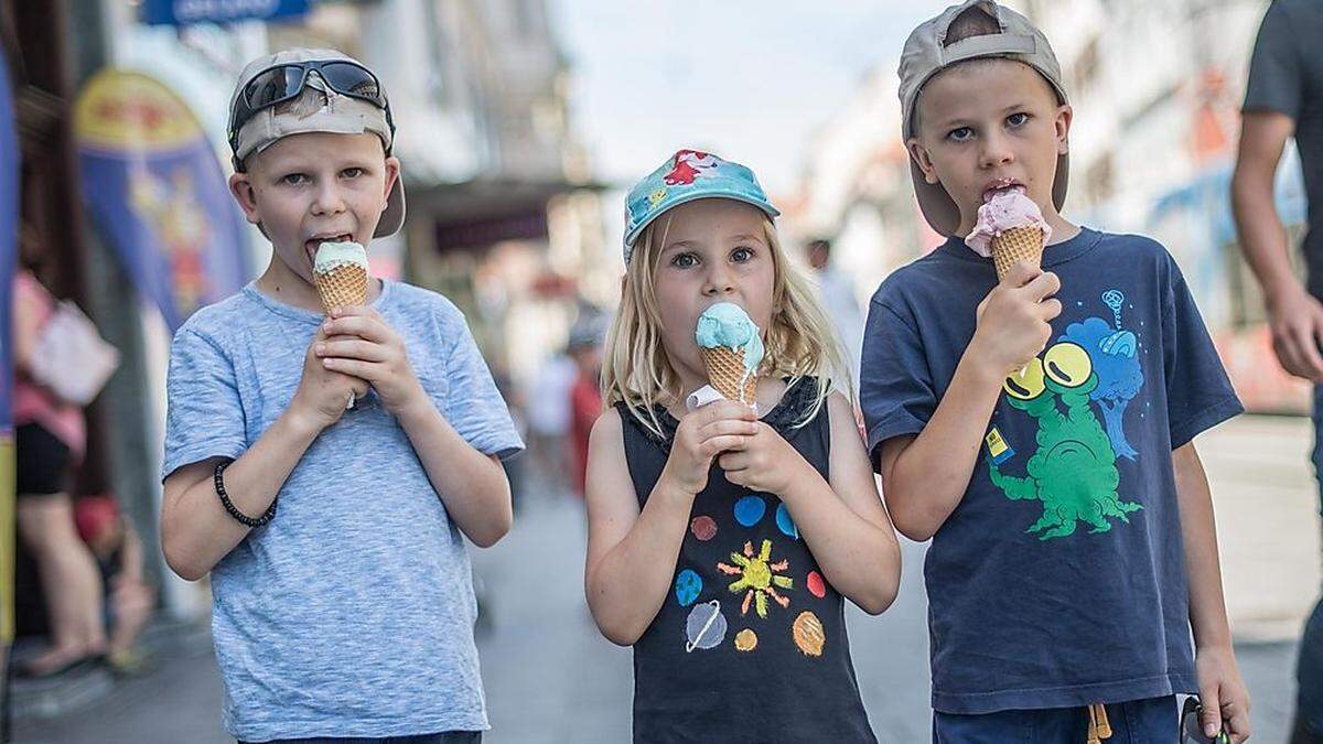 Die Kinder haben ihre Freude an der Hitze