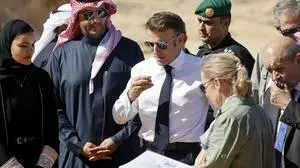 Saudi-Arabien, Emmanuel Macron besucht al-Hidschr President Macron Visit To Al-Hijr Archaeological Site - Saudi Arabia French President Emmanuel Macron C drinks tea during a visit to the archaeological site of al-Hijr Hegra, near the northwestern Saudi city of Al-Ula, on December 3, 2023. Macron concludes his state visit to Saudi Arabia on December 3 in the oasis of Al-Ula, an iconic tourist project of the kingdom, far from the political crisis that is shaking France. Photo by Ludovic Marin/Pool/ABACAPRESS.COM Al-Ula Saudi Arabia PUBLICATIONxNOTxINxFRAxUK Copyright: xMarinxLudovic/Pool/ABACAx