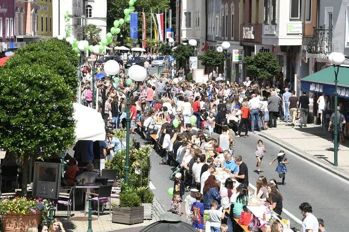 Der Hauptplatz, autofrei und als Wohnzimmer der Spittaler. Rund 700 Spittaler Schüler nahmen an der längsten, weiß gedeckten Tafel, zum Frühstücken Platz.