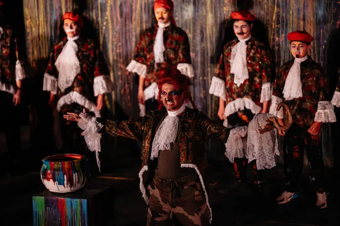 Captain Hook mit seinem Piratenchor ist ebenso mit dabei ...