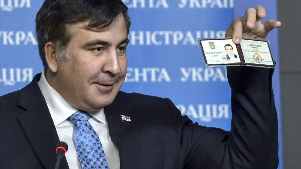 Den georgischen Anstecker am Revers, den ukrainischen Ausweis in der Hand: Saakaschwili 