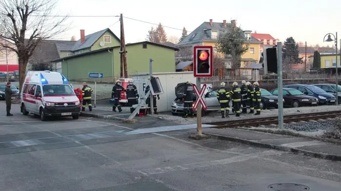 Im Bezirk Deutschlandsberg ist am Freitag kurz vor 8 Uhr ein Auto von einem Zug erfasst worden. Der Pkw und die Zuggarnitur der Graz-Köflacher Bahn waren aus noch ungeklärter Ursache kollidiert.