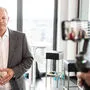 Vor einer kleinen Provokation scheut er nicht zurück: Olaf Scholz macht auf Merkel – mit deren Händehaltung