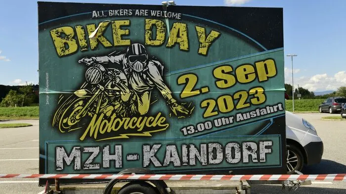 Zahlreiche Biker kamen mit ihren glänzenden Maschinen zum Burning Rock Festival mit Custombike Show