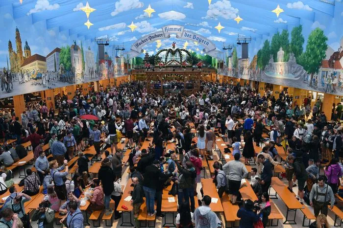 In den Bierzelten geht es seitdem rund - klicken Sie sich durch den ersten Tag auf der Wiesn!