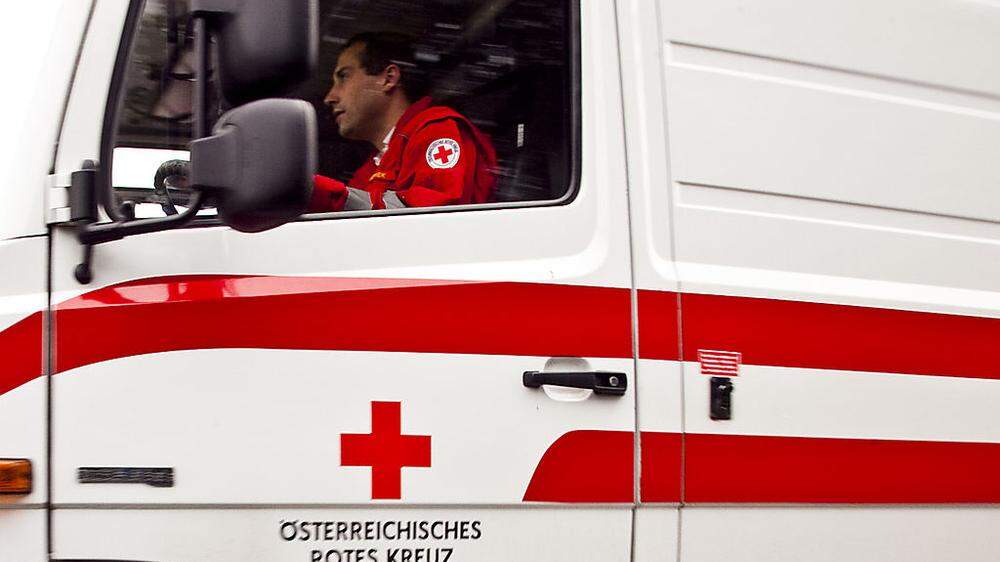 Das Rote Kreuz versorgte den Verletzten (Sujet)