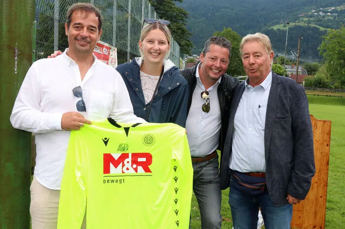 Tormanntrikostpende v. MR-Bau am Foto von Links: Edi Pluch, Tatjana Wernig, Klaus Strohmayer und Gotthard Harberber (Obamnn ASKÖ Bodensdorf).  