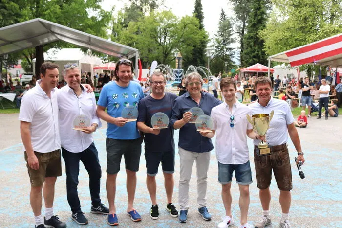 Bocksruker bedankte sich bei den anwesenden Spielern und Funktionären der letzten Jahrzehnte für ihr großartiges Engagement und übergab jedem Einzelnen eine Erinnerungsplakette.