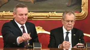  Verteidigungsminister Mario Kunasek (FPÖ) und Bundespräsident Alexander Van der Bellen am 18. Dezember 2017 anlässlich der Angelobung der türkis-blauen Regierung 