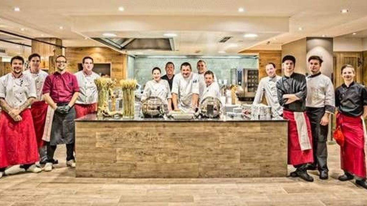 Das Feuerberg Küchenteam unter der Leitung von Danijel Radic (Mitte) freut sich auf spannende Gourmetwochen im November 