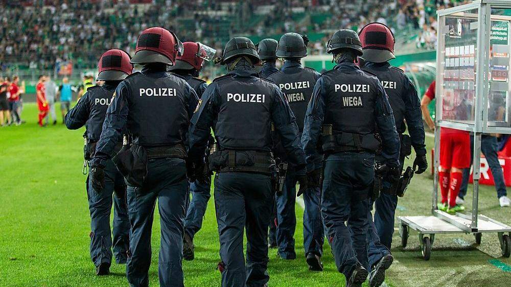 Die Polizei musste nach der Pleite von Rapid gegen Vaduz die Gemüter beruhigen