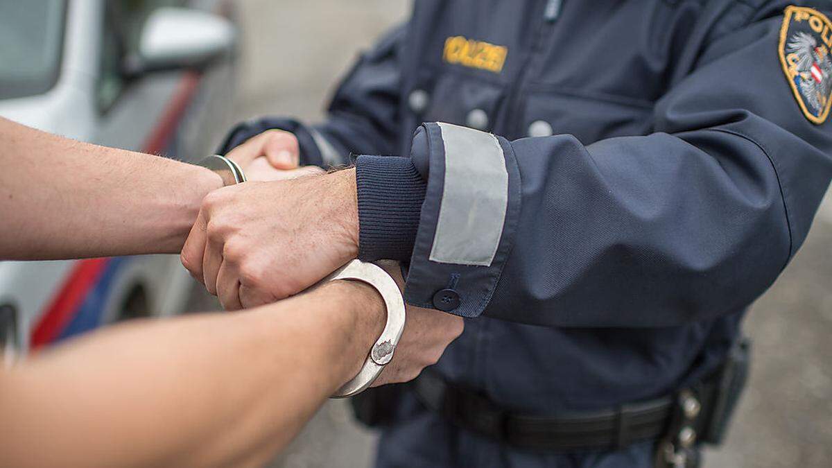 Für einen randallierenden Ladendieb klickten die Handschellen