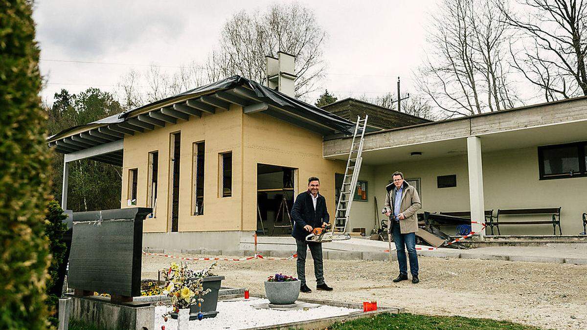 Bürgermeister Markus Lakounigg und Finanzreferent Peter Wedenig auf der Baustelle