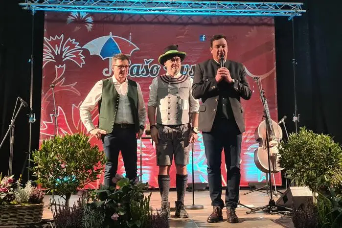 Bevor noch das „Trompetenecho“ – lange Titelmelodie des Musikantenstadls – für mitreißende Stimmung sorgte, wurden auch Hausherr und Bürgermeister Jochen Bocksruker und Stadtrat Andreas Albrecher begrüßt, die den Abend mit dem Verein „Bärnbach in Bewegung“ mitorganisiert hatten. 