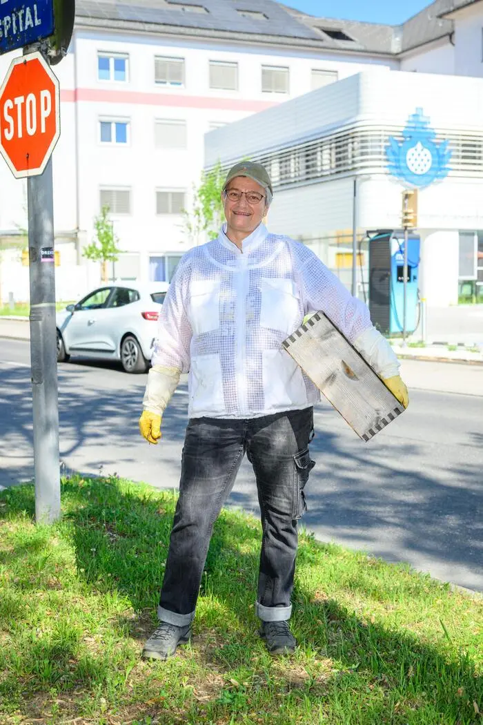Michaela Kohlbacher-Schneider ist unterwegs zu ihren Bienenstöcken beim Krankenhaus der Elisabethinen in Klagenfurt